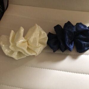 Elegant Black and White barrettes 2
